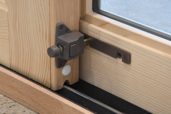 SlidingDoor_Footbolt_installed